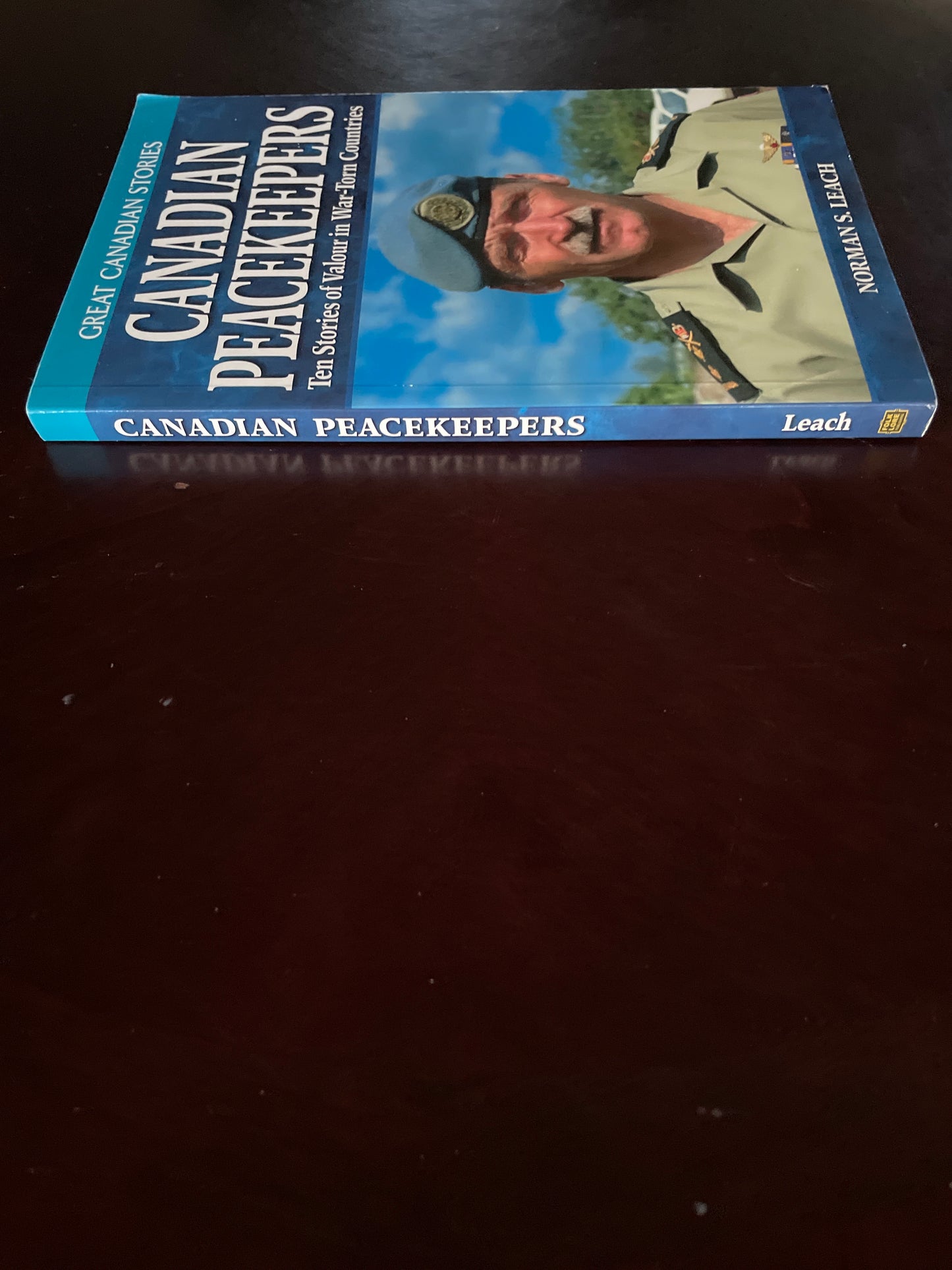 Canadian Peacekeepers: Ten Stories of Valour in War-Torn Countries (Great Canadian Stories) - Leach, Norman