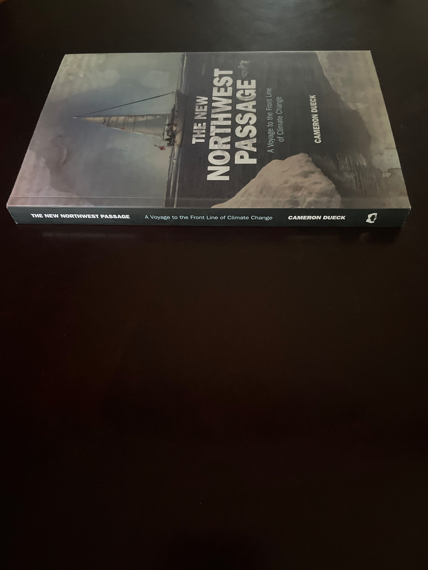 The New Northwest Passage : A Voyage to the Front Lines of Climate Change - Dueck, Cameron