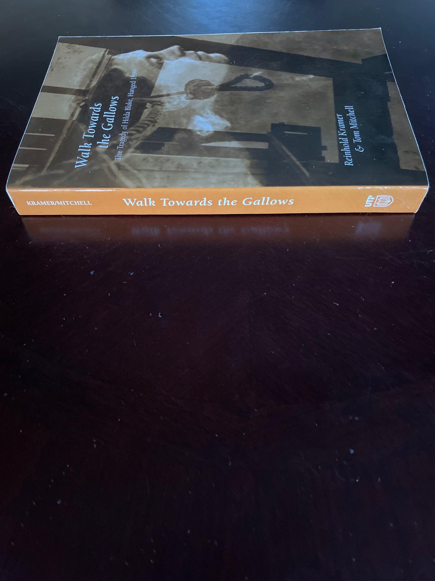 Walk Towards the Gallows: The Tragedy of Hilda Blake, Hanged 1899 - Kramer, Reinhold; Mitchell, Tom