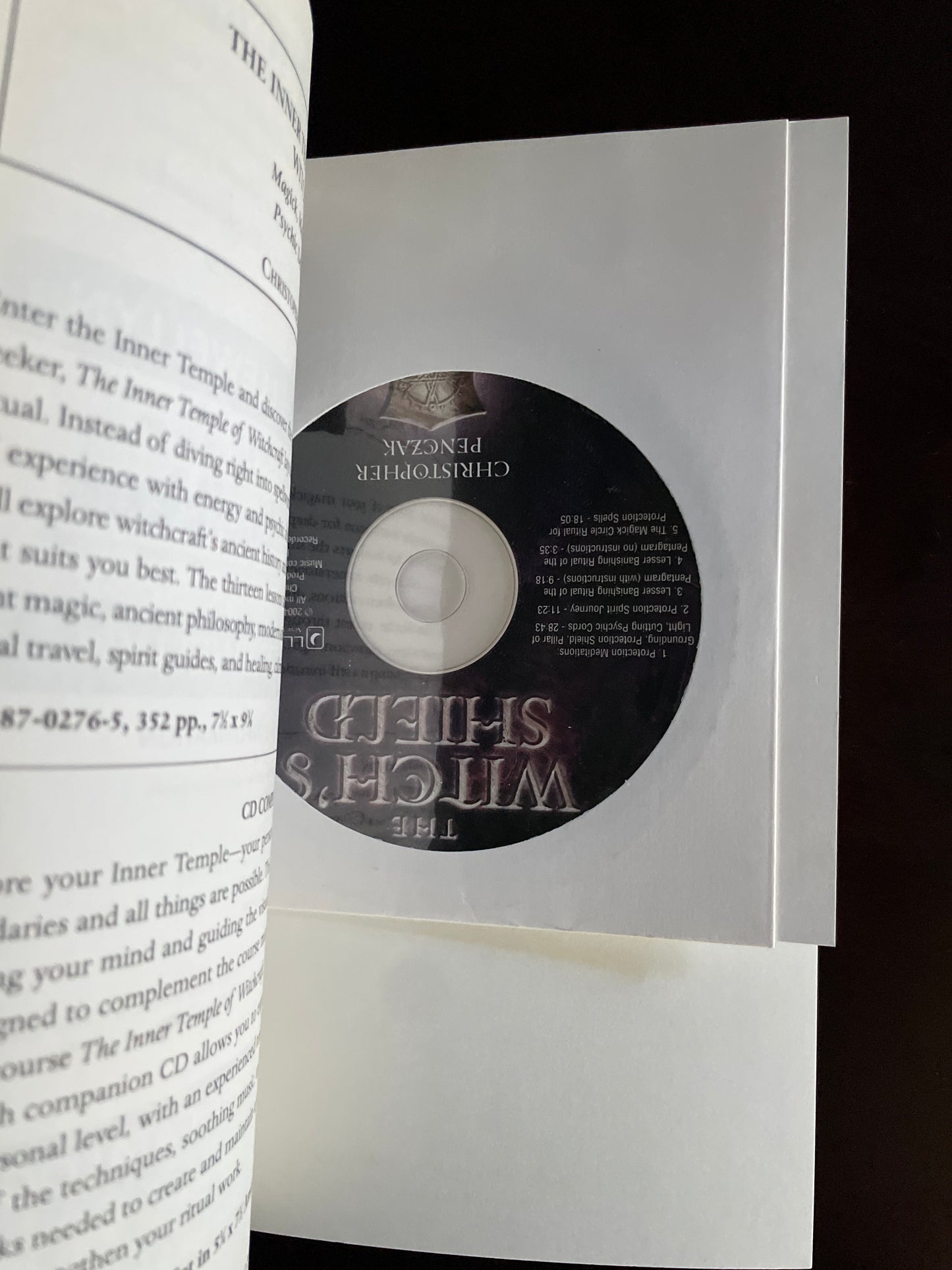 The Witch's Shield: Protection Magick and Psychic Self-Defense - Penczak, Christopher
