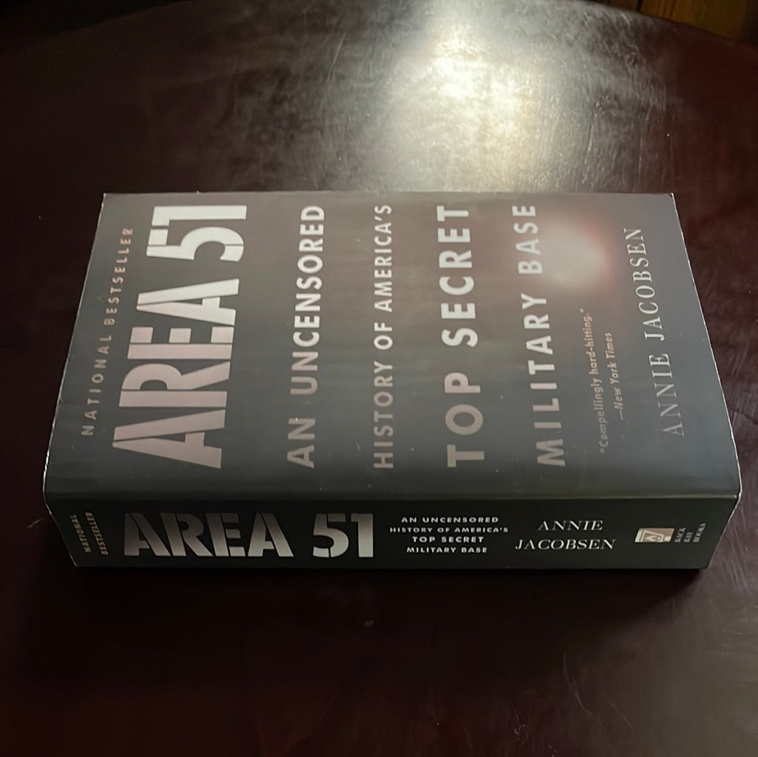 Area 51: An Uncensored History of America's Top Secret Military Base - Jacobsen, Annie