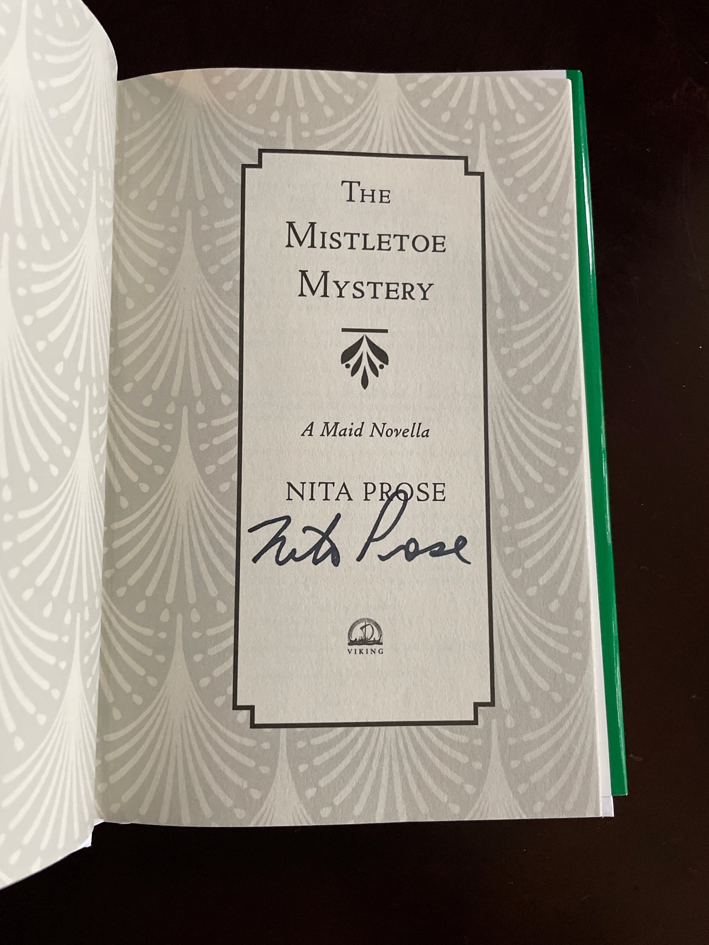 The Mistletoe Mystery: A Maid Novella (Molly the Maid) (Signed) - Prose, Nita