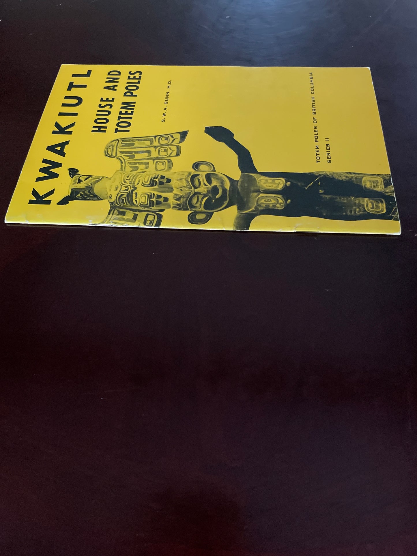 Kwakiutl: House and Totem Poles (Totem Poles of British Columbia Series II) - Gunn, S.W.A (Kwe-Kwala-Gila)