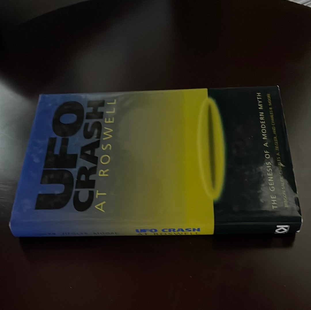 UFO Crash at Roswell: The Genesis of a Modern Myth - Benson Saler; Charles Ziegler And Charles Moore