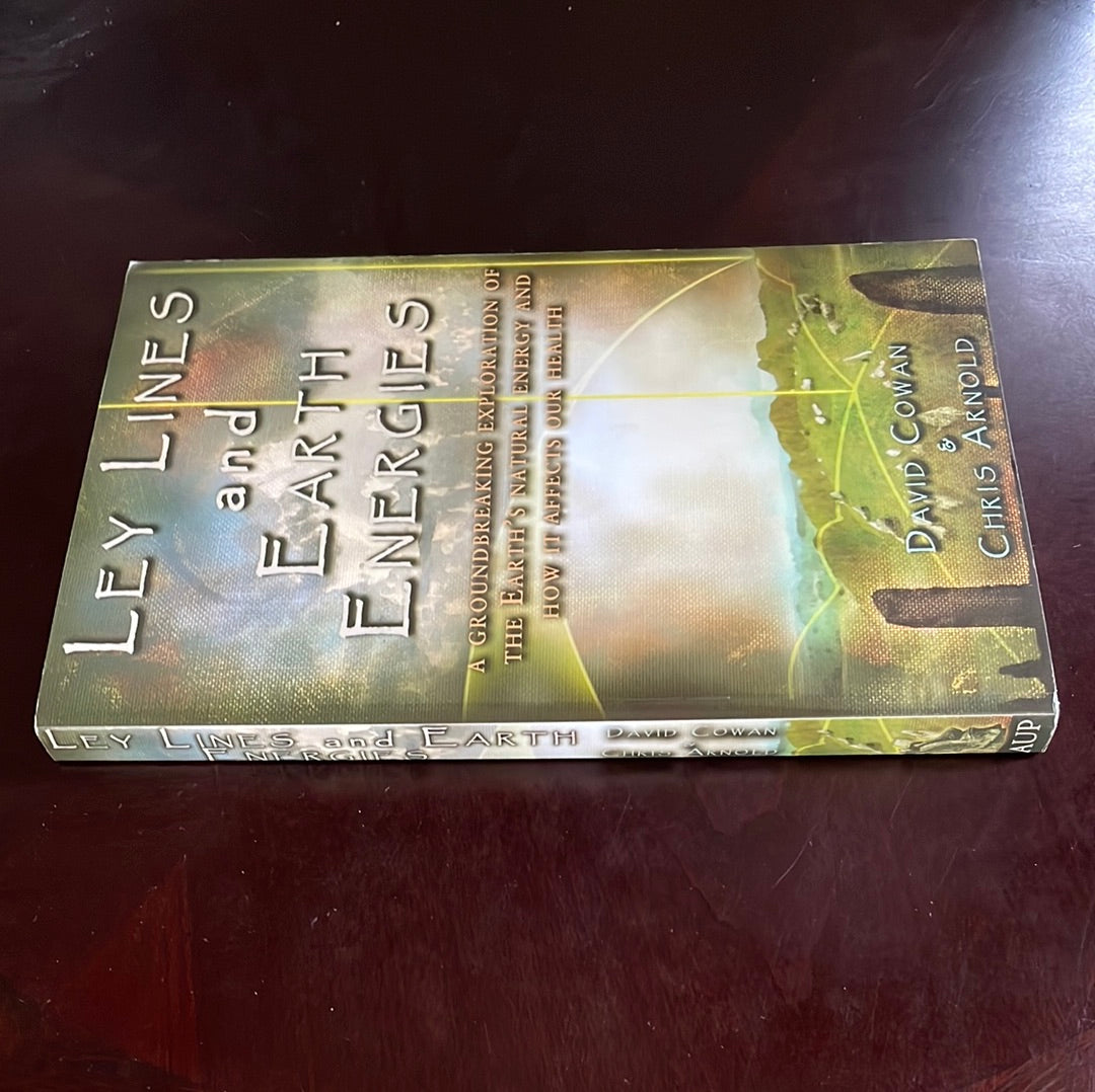 Ley Lines and Earth Energies: A Groundbreaking Exploration of the Earth's Natural Energy and How it Effects our Health - Cowan, David; Arnold, Chris