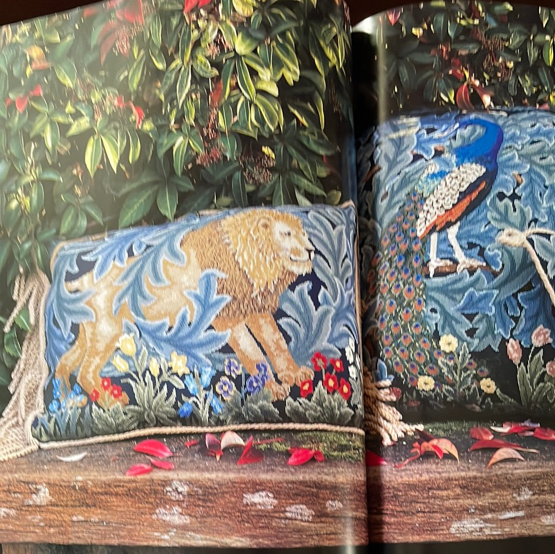 Beth Russell's William Morris Needlepoint: 22 projects based on original William Morris designs - Russell, Beth