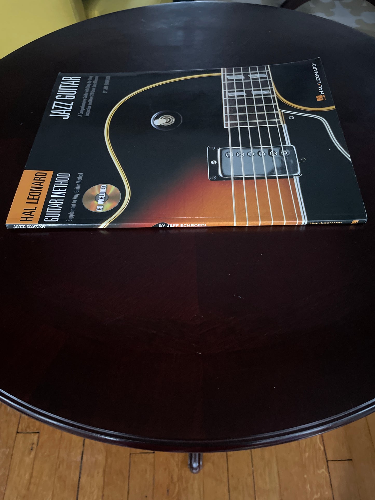 Jazz Guitar: A Comprehensive Guide with Detailed Instruction and More Than 20 Great Jazz Standards with CD - Schroedl, Jeff
