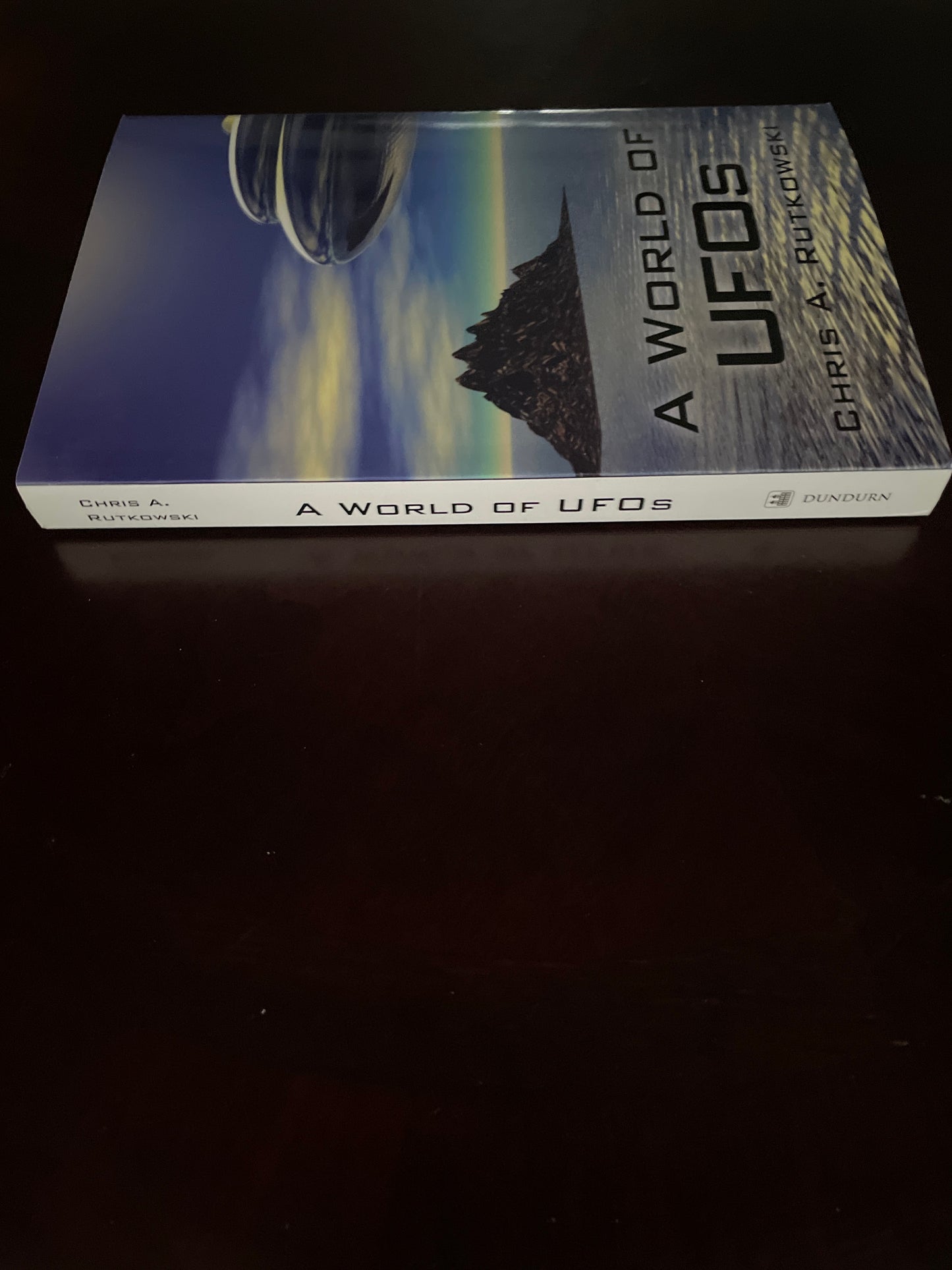 A World of UFOs - Rutkowski, Chris A.