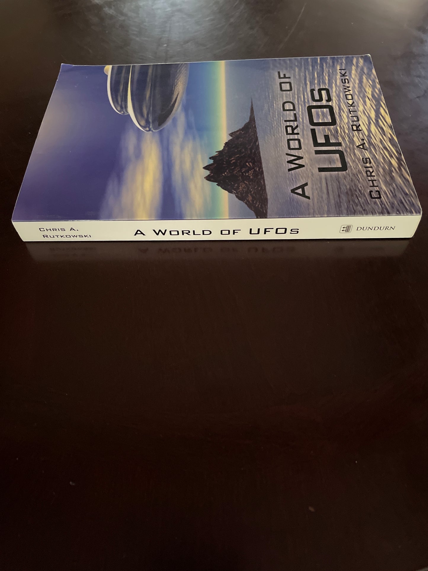 A World of UFOs - Rutkowski, Chris A.