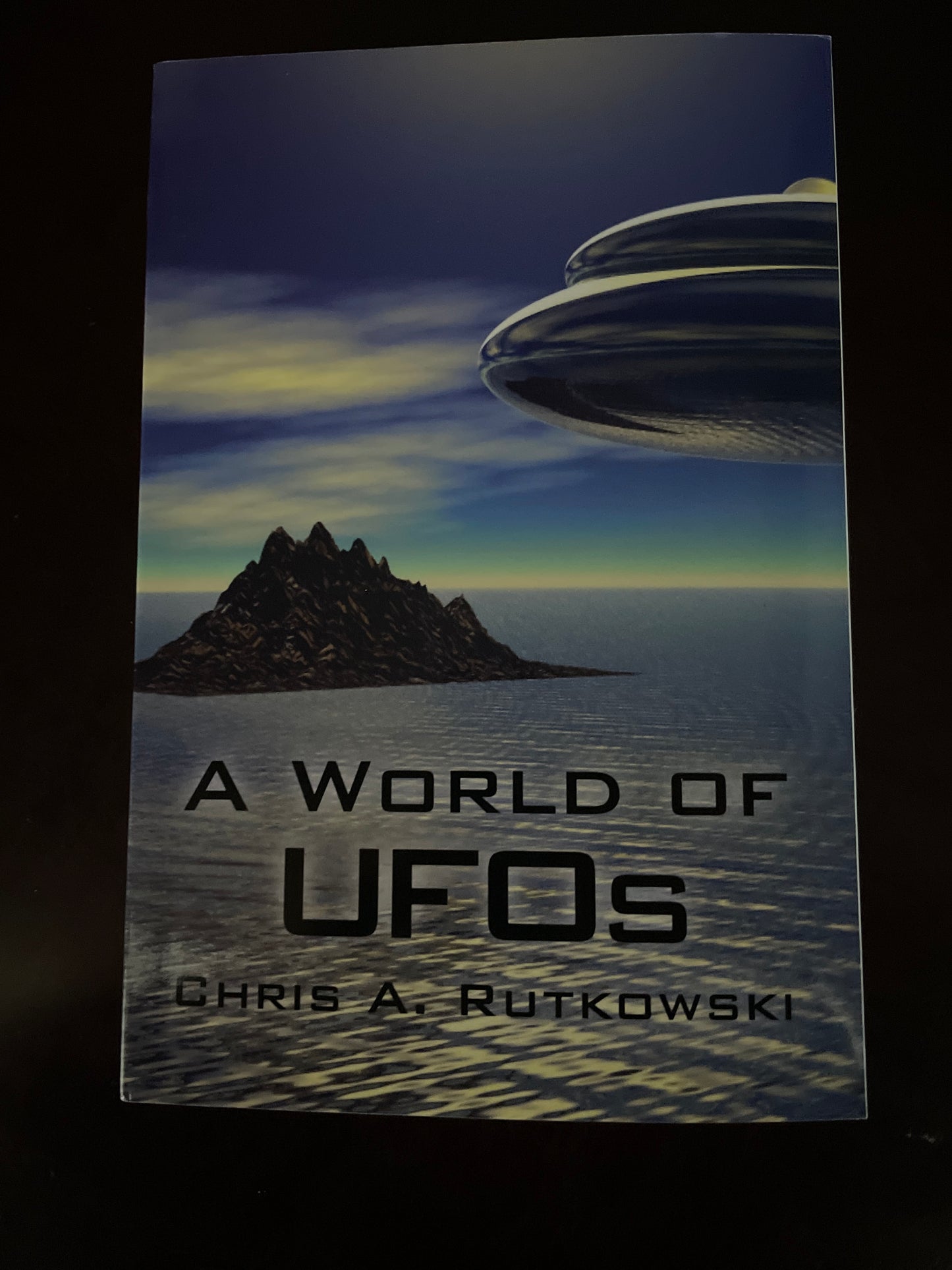 A World of UFOs - Rutkowski, Chris A.