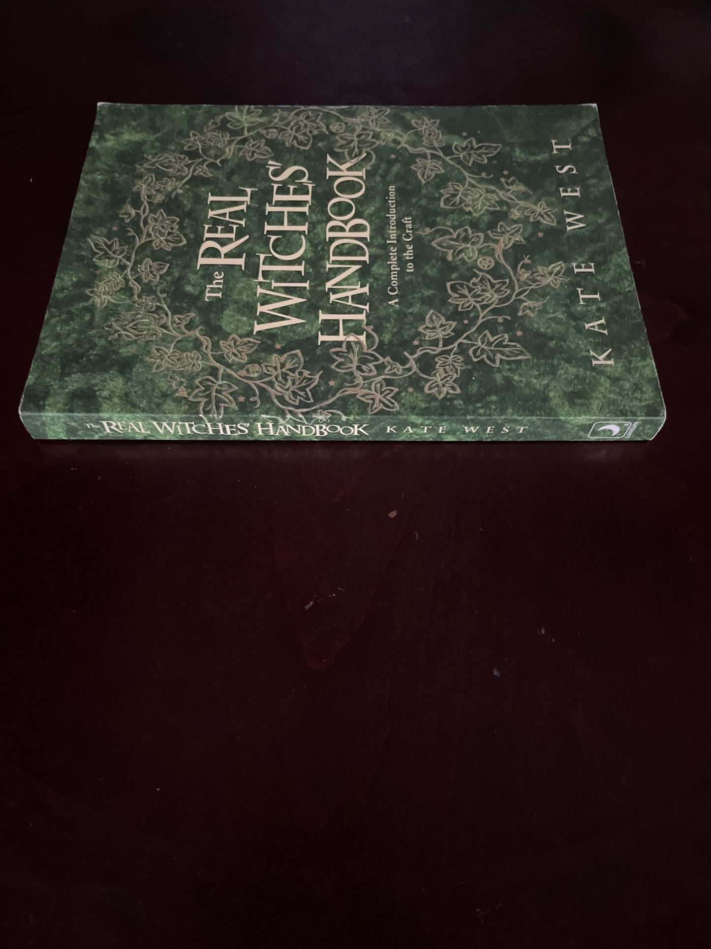 The Real Witches' Handbook: A Complete Introduction to the Craft - West, Kate