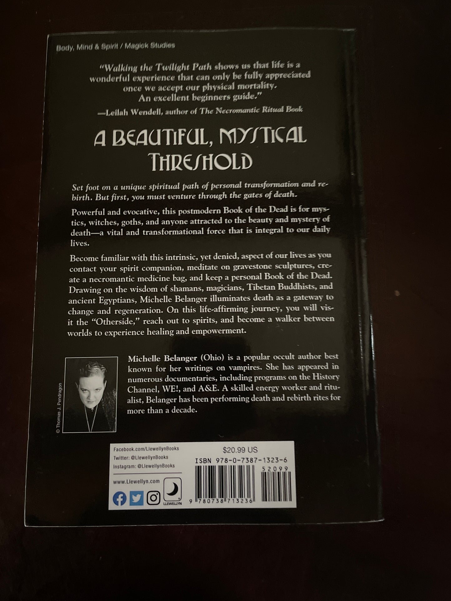 Walking the Twilight Path: A Gothic Book of the Dead - Belanger, Michelle