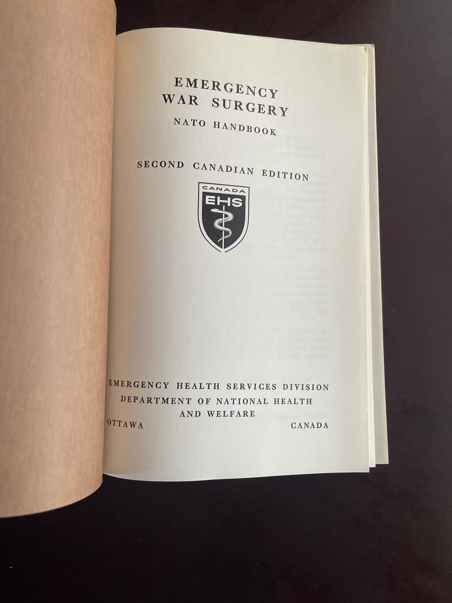 Emergency War Surgery NATO Handbook/Chirurgie D'urgence du Temps de Guerre Manuel de L'Otan - Department of National Health and Welfare/Ministère de la Santé Nationale et du Bien-Être Social