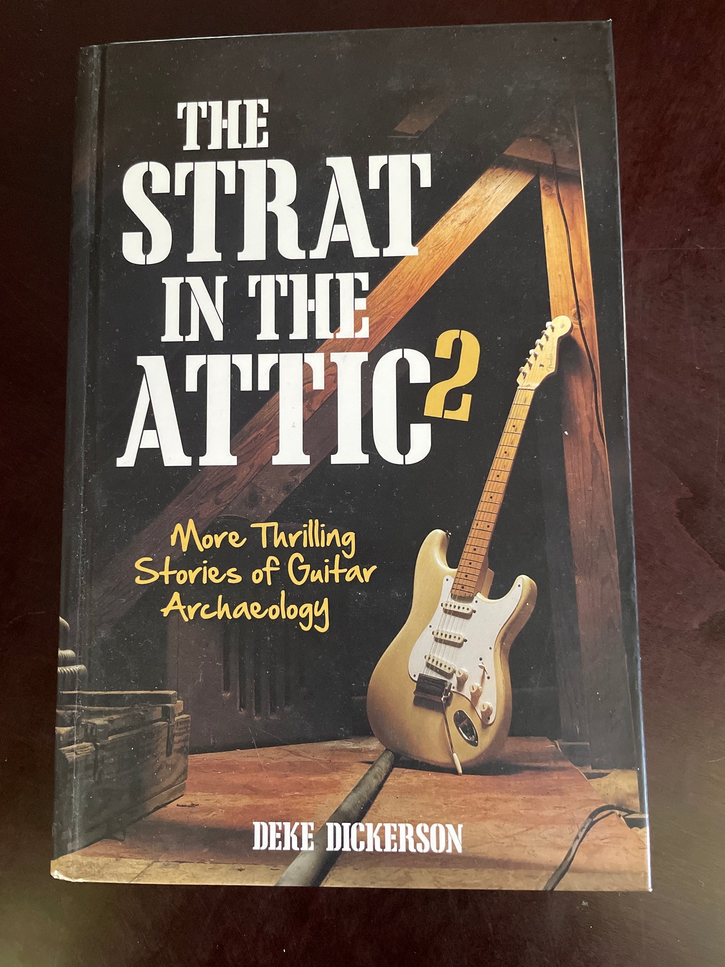 The Strat in the Attic 2: More Thrilling Stories of Guitar Archaeology - Dickerson, Deke