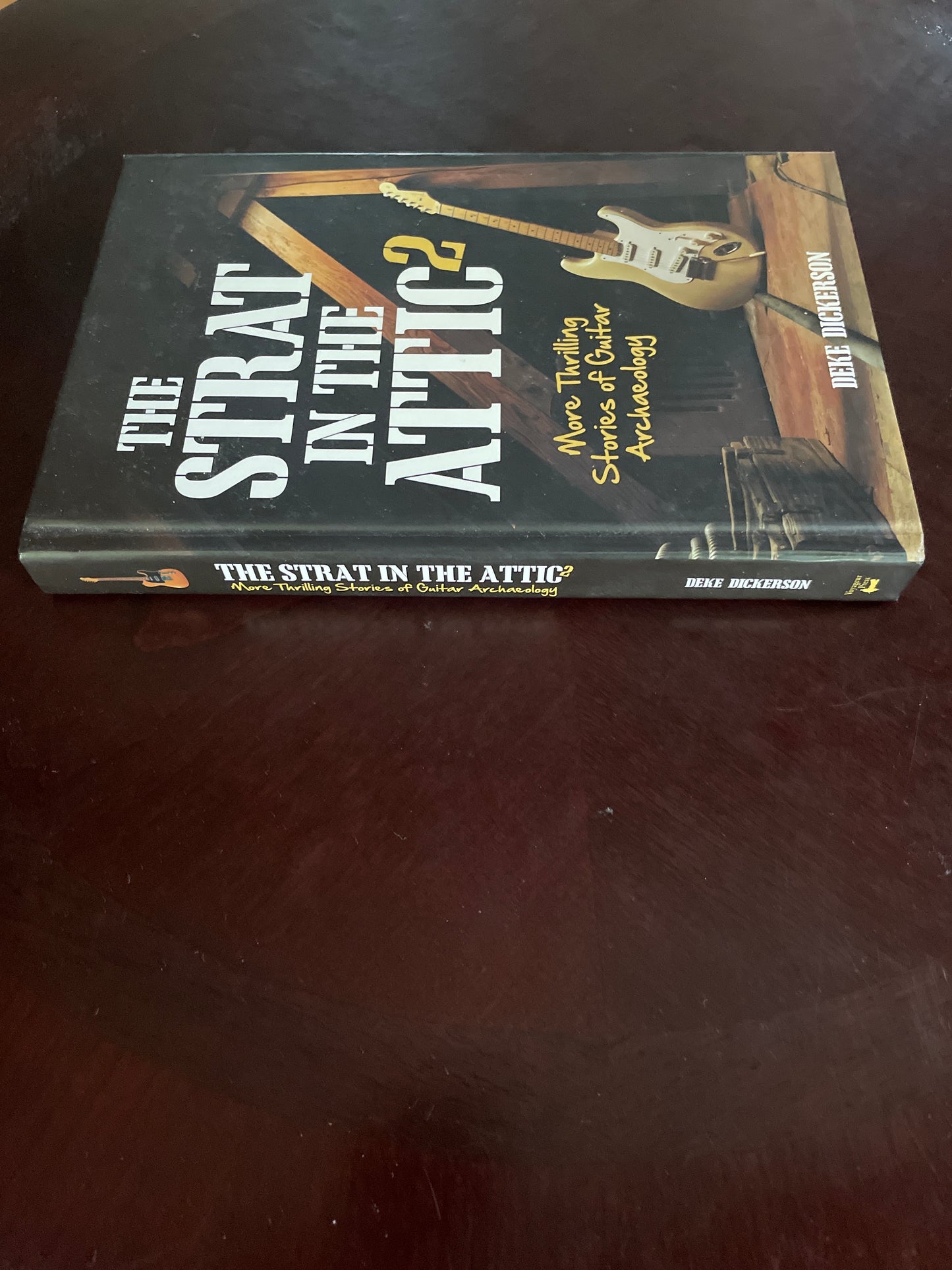 The Strat in the Attic 2: More Thrilling Stories of Guitar Archaeology - Dickerson, Deke