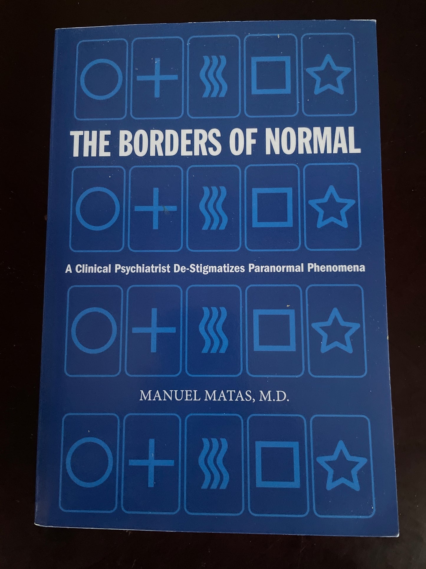 The Borders of Normal: A Clinical Psychiatrist De-Stigmatizes Paranormal Phenomena - Matas M.D., Manuel