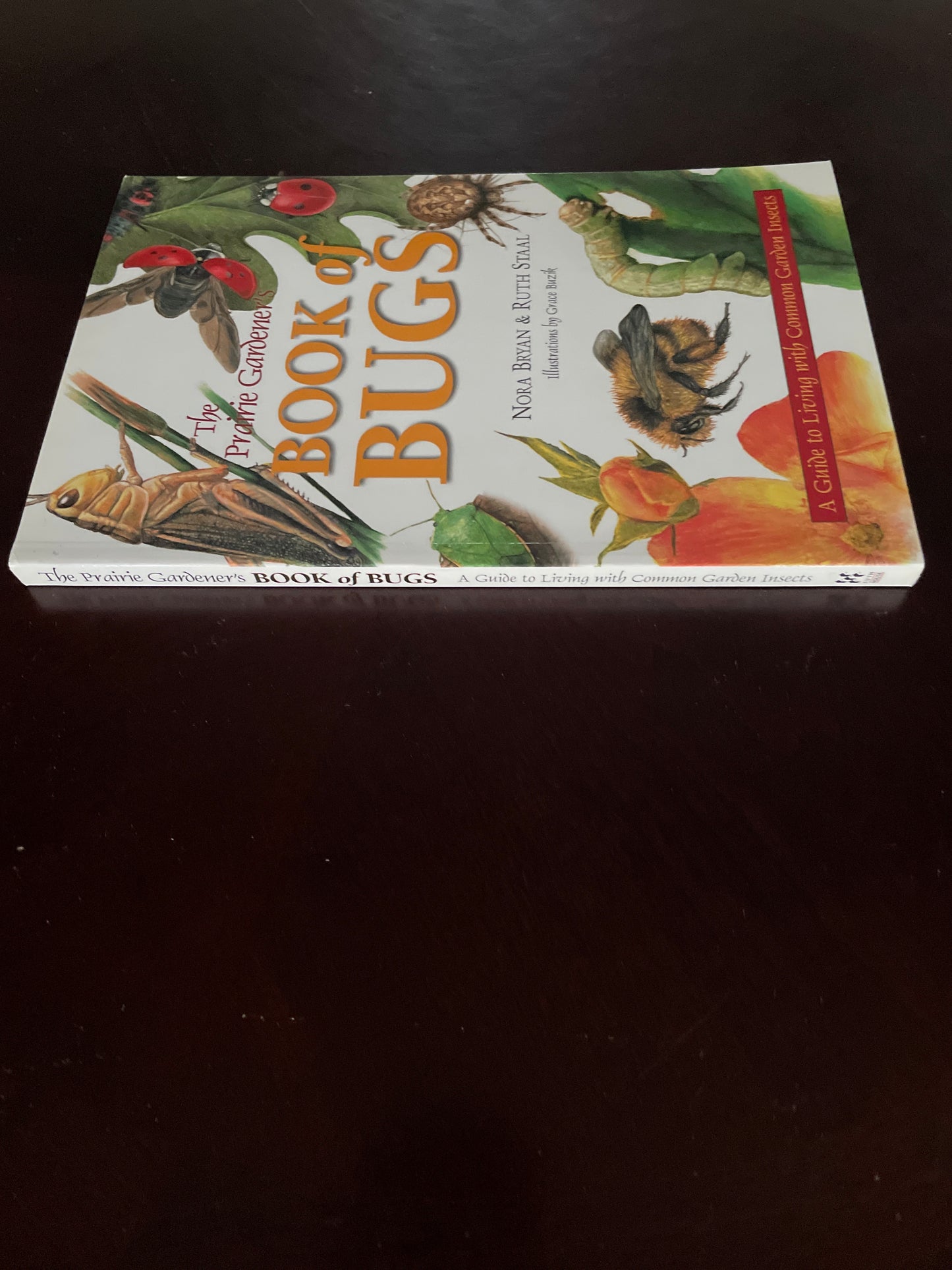 The Prairie Gardener's Book of Bugs: A Guide to Living with Common Garden Insects - Bryan, Nora; Staal, Ruth