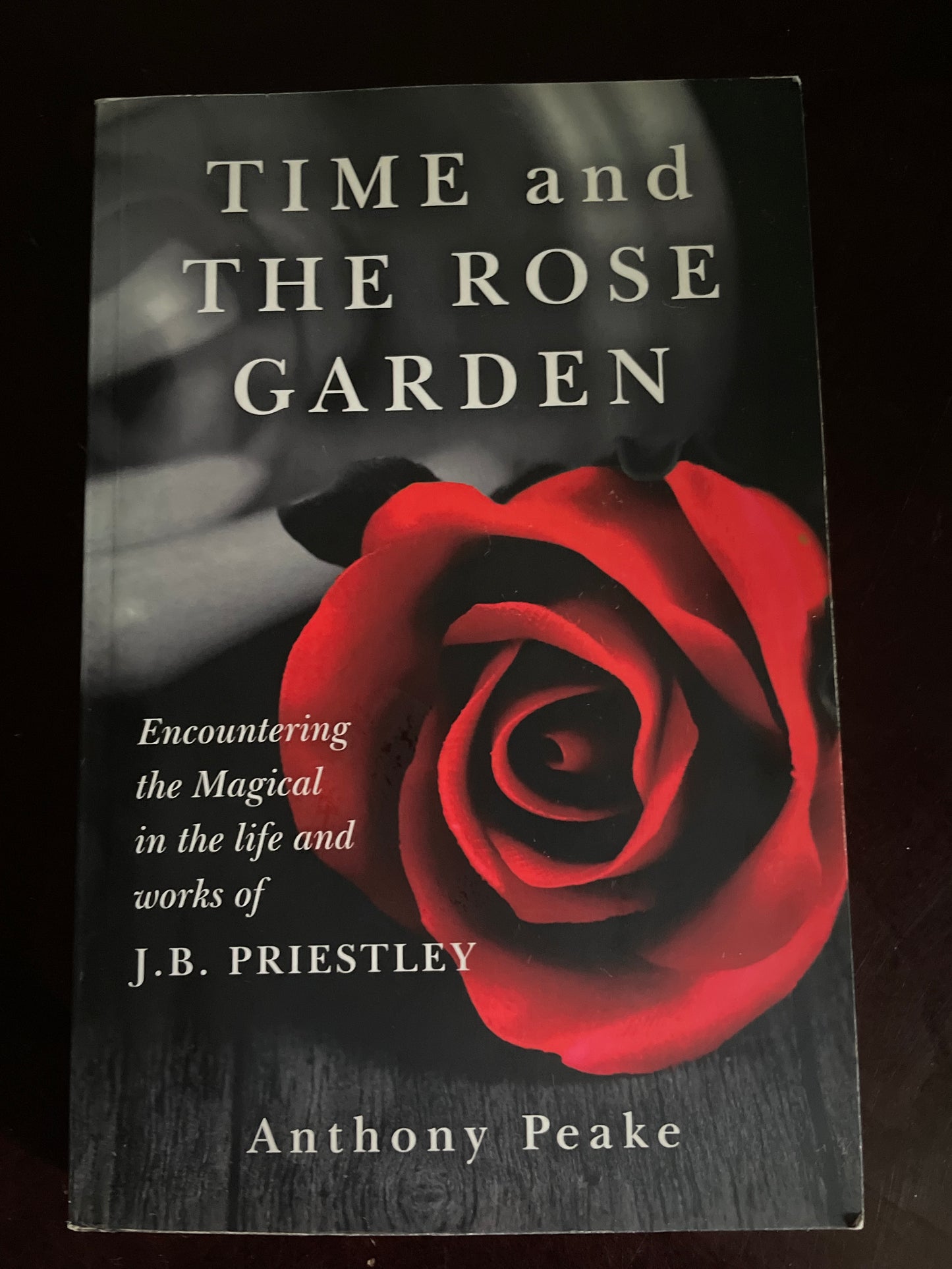 Time and The Rose Garden: Encountering The Magical In The Life And Works Of J.B. Priestley - Peake, Anthony