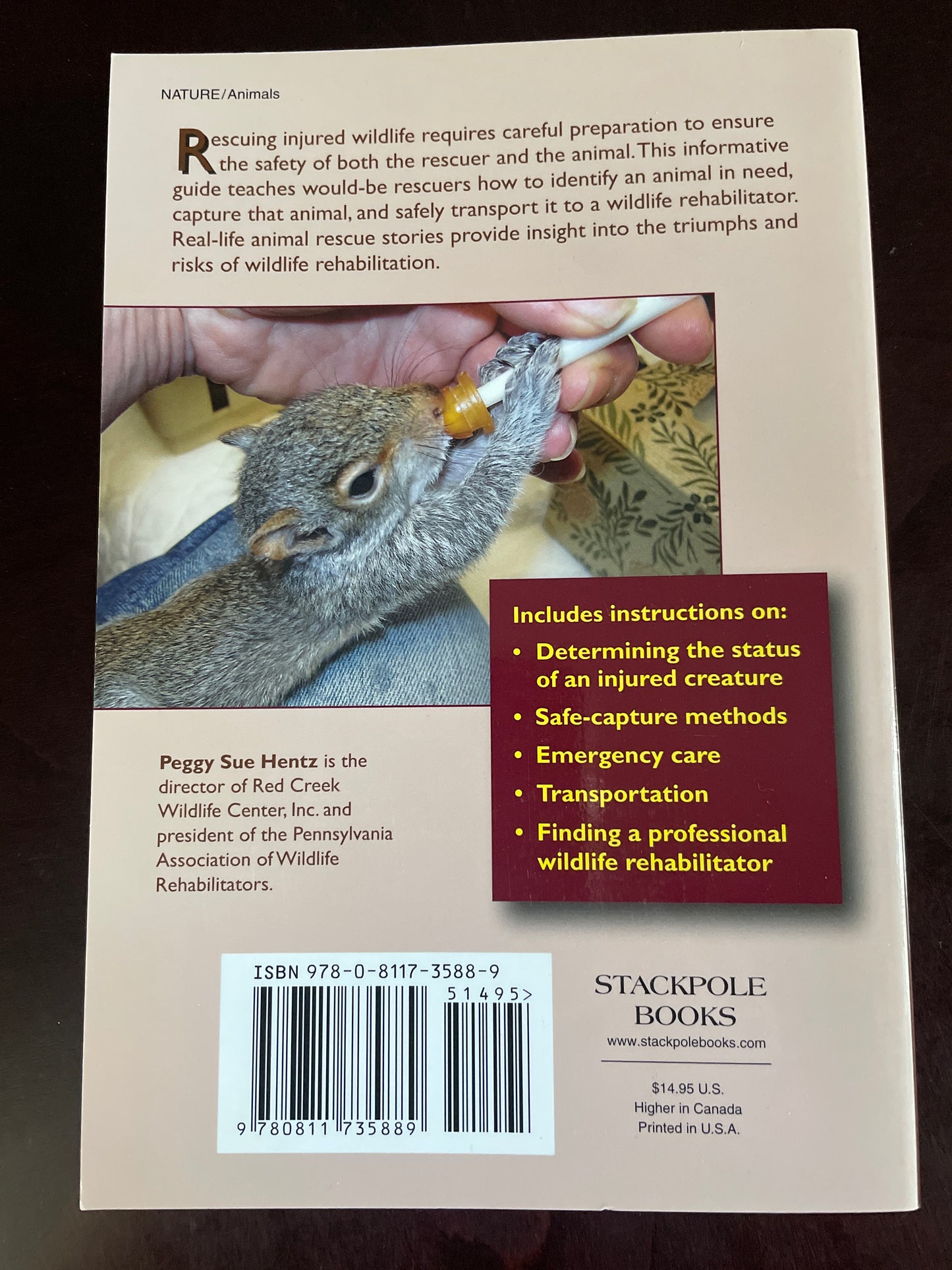 Rescuing Wildlife: A Guide to Helping Injured and Orphaned Animals - Hentz, Peggy Sue