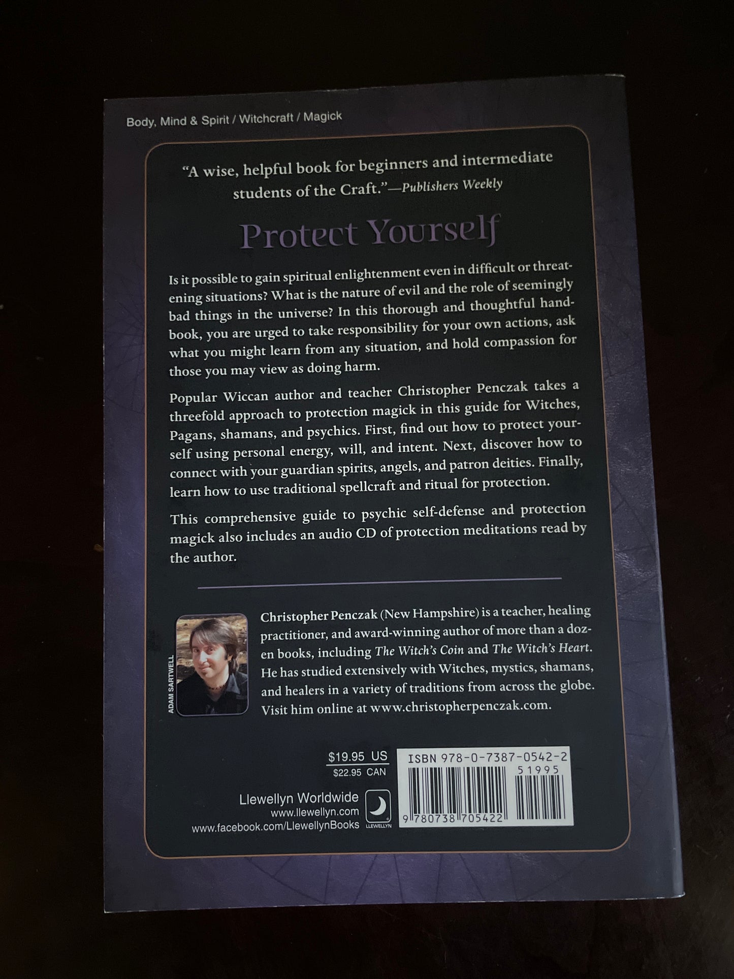 The Witch's Shield: Protection Magick and Psychic Self-Defense - Penczak, Christopher