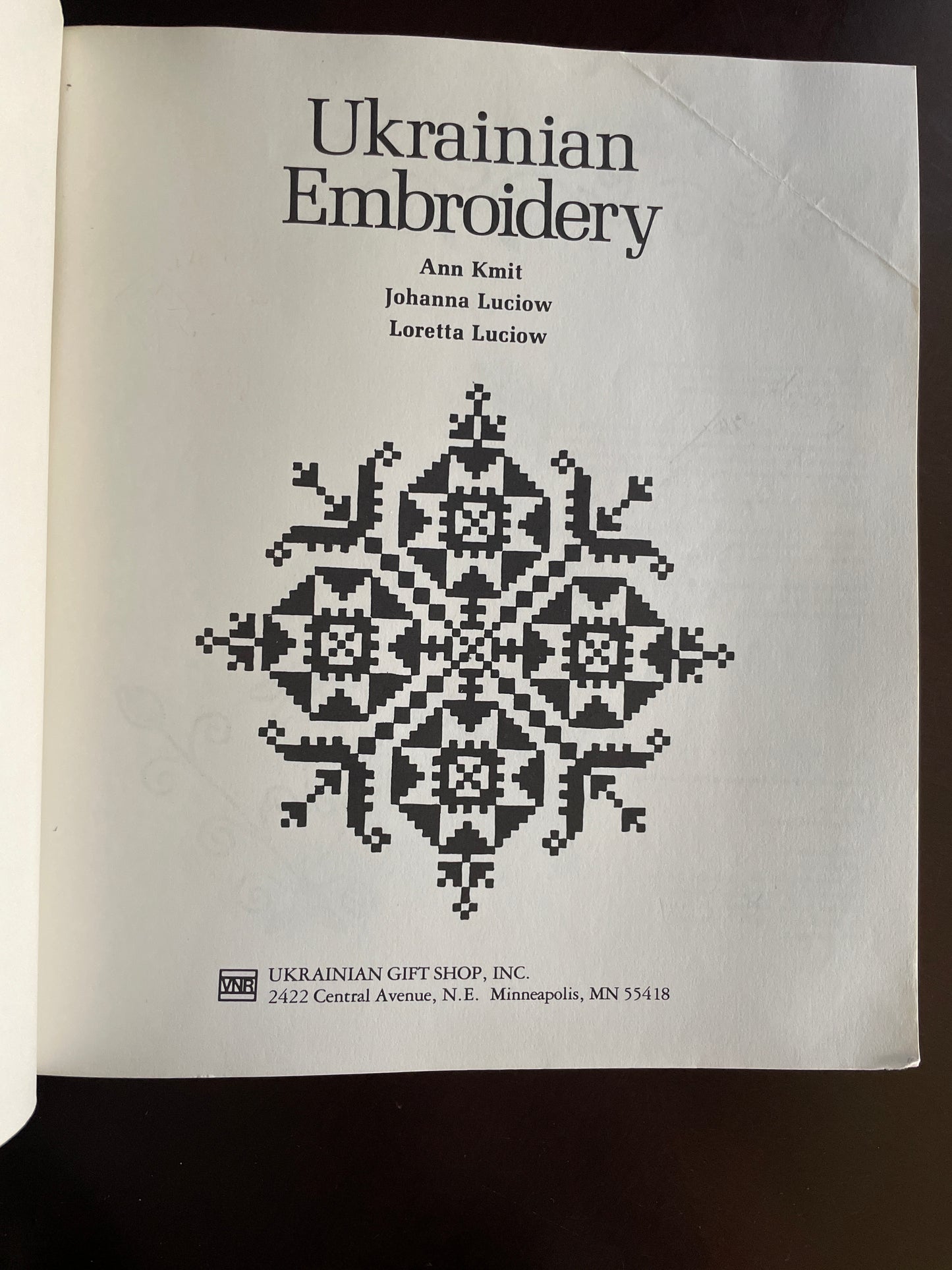 Ukrainian Embroidery - Kmit, Ann; Luciow, Johanna; Luciow, Loretta