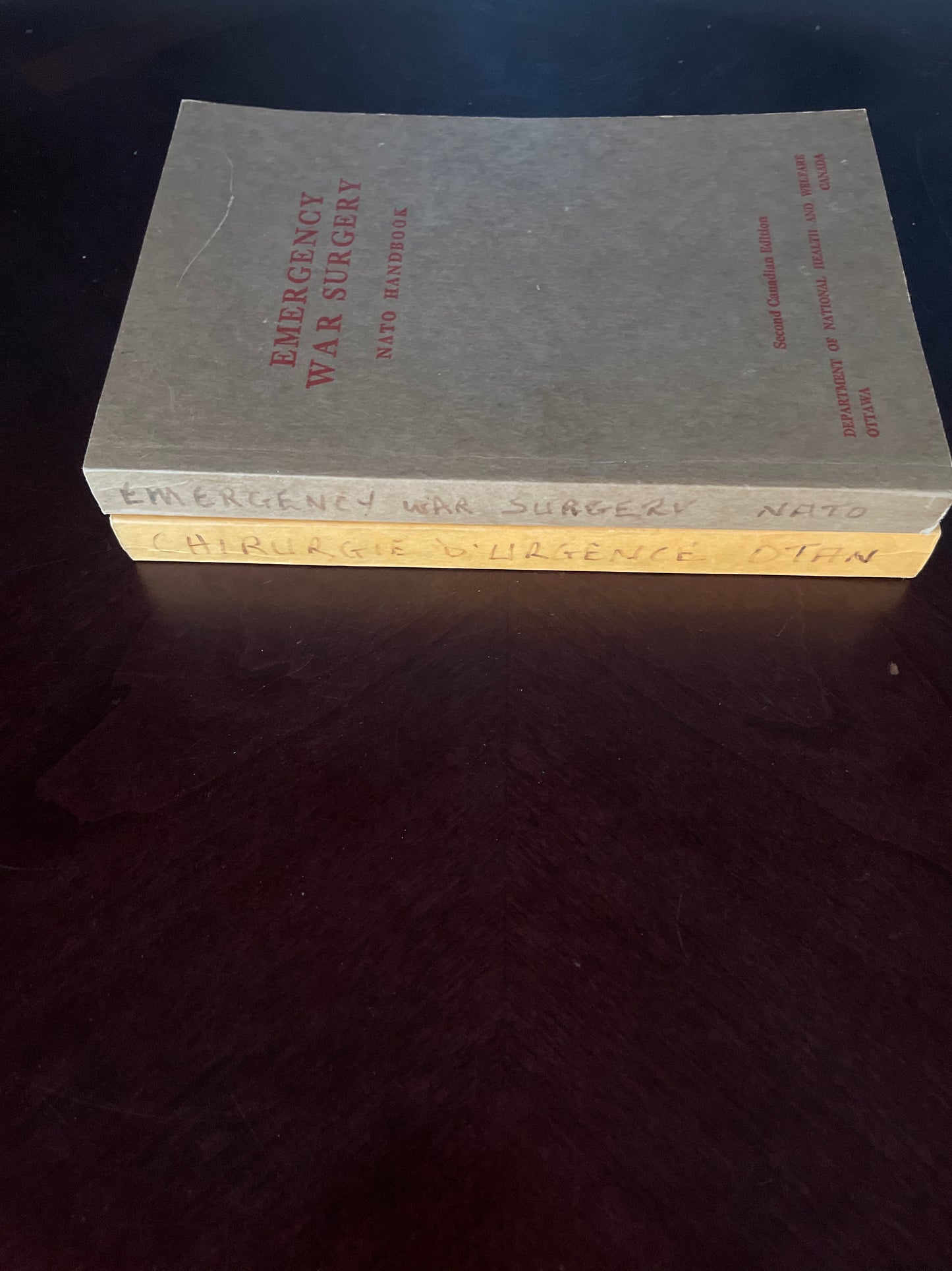 Emergency War Surgery NATO Handbook/Chirurgie D'urgence du Temps de Guerre Manuel de L'Otan - Department of National Health and Welfare/Ministère de la Santé Nationale et du Bien-Être Social