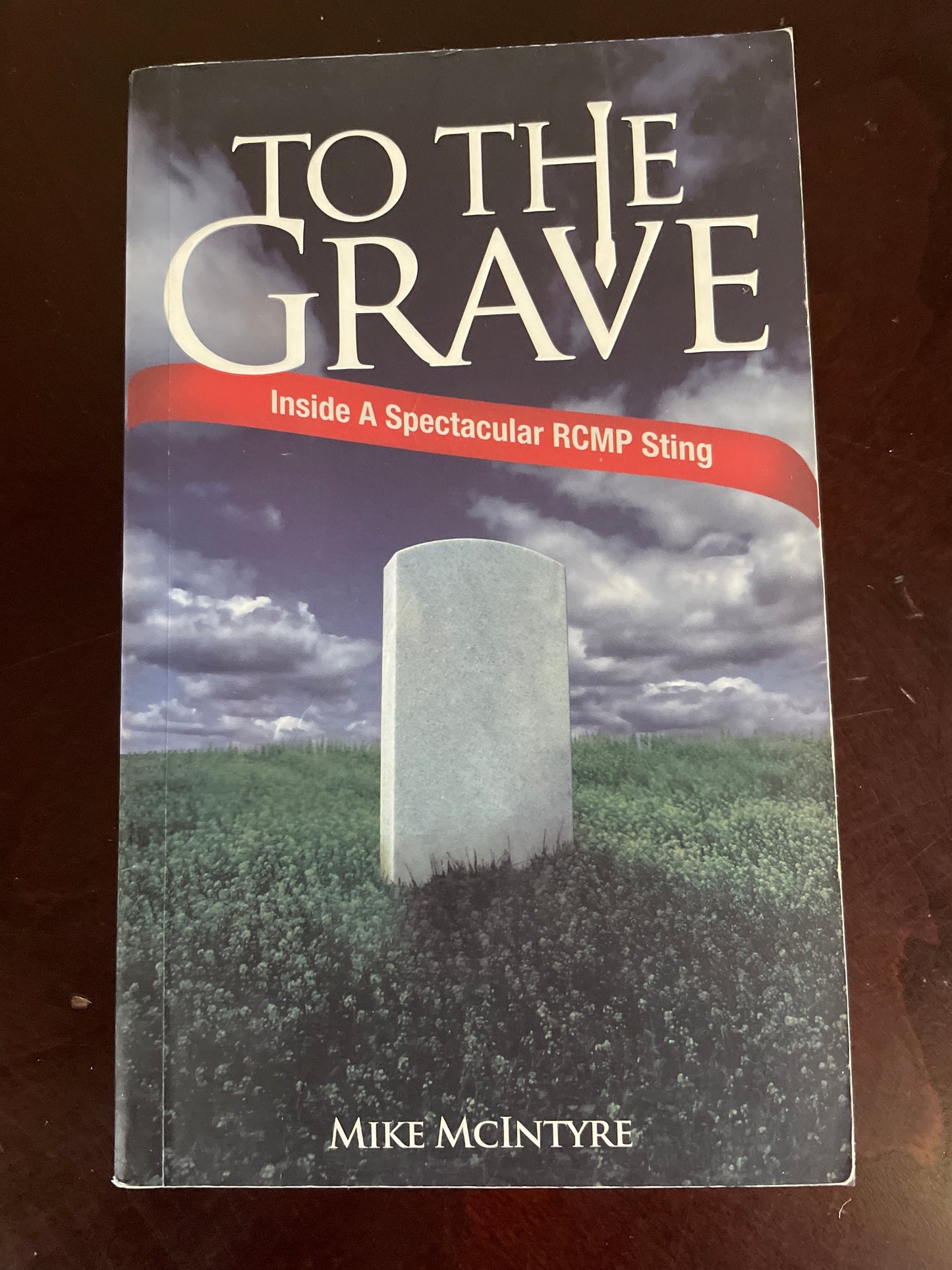 To the Grave: Inside a Spectacular RCMP Sting (Signed) - McIntyre, Mike