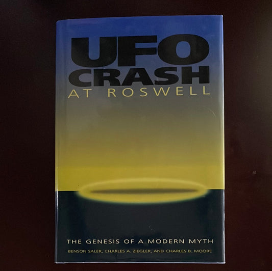 UFO Crash at Roswell: The Genesis of a Modern Myth - Benson Saler; Charles Ziegler And Charles Moore